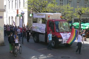 Vor dem Litfass Vor dem Litfass