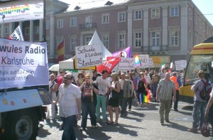 Queer über den Marktplatz Demo vor dem Rathaus