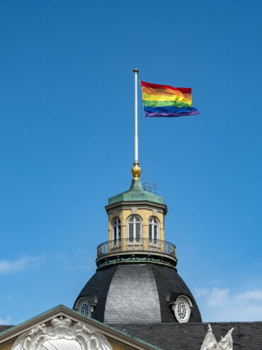 Regenbogenfahne auf dem Schlossturm © Badisches Landesmuseum, Foto: ARTIS – Uli Deck